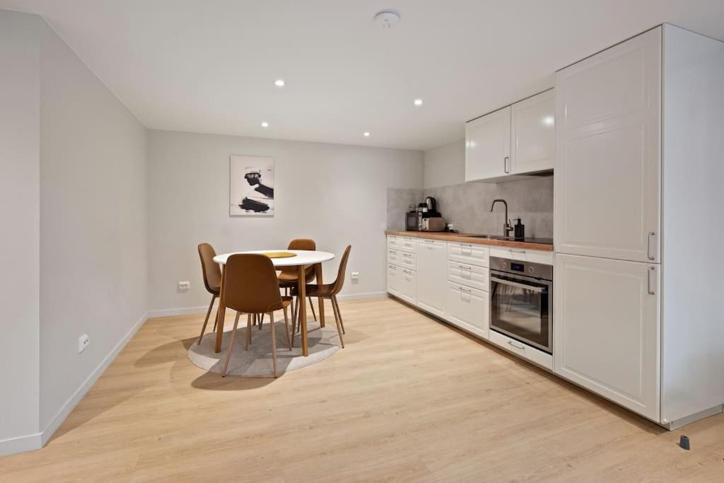 Practical Basement Apt With All Home Comforts Close To City Centre Stavanger Esterno foto