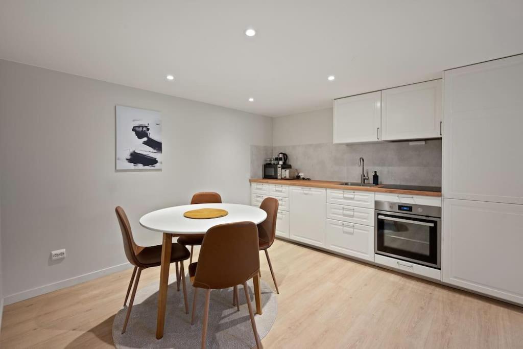 Practical Basement Apt With All Home Comforts Close To City Centre Stavanger Esterno foto